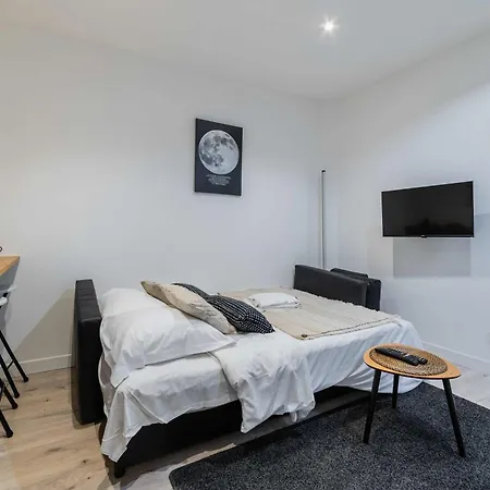 16 Modern Near Metro High-speed * Paris